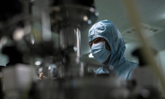 Un chercheur travaille dans un laboratoire biopharmaceutique chinois à Shenyang, dans la province chinoise du Liaoning, le 10 juin 2020. (Noel Celis/AFP via Getty Images)