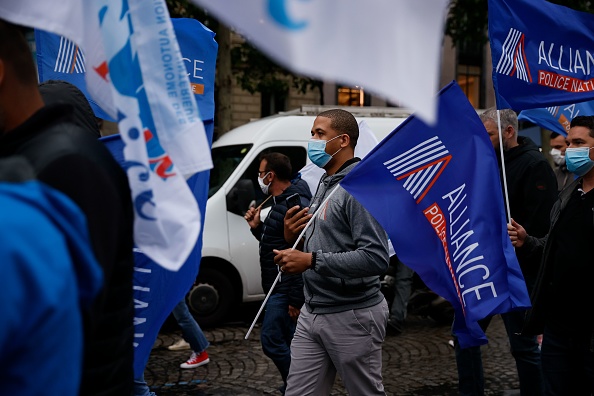 Manifestation de syndicats de police  sur l'avenue des Champs-Élysées, le 12 juin 2020 à Paris. (Photo : THOMAS SAMSON/AFP via Getty Images)