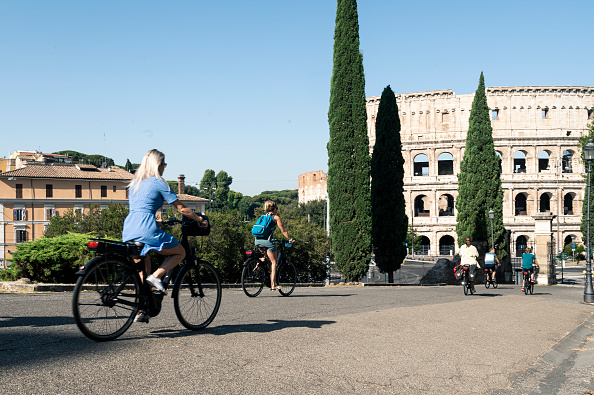 Des touristes à vélo devant le Colisée le 31 juillet 2020 à Rome, Italie. Photo by Diana Bagnoli /Getty Images.