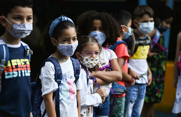 Les enfants doivent porter le masque en tout temps à l'école, même pendant la récréation (INA FASSBENDER/AFP via Getty Images)