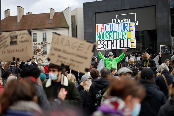 Manifestation place de la Bastille à Paris le 15 décembre 2020 à l'appel de plusieurs lieux et organisations du secteur culturel pour protester contre la décision du gouvernement français de maintenir les musées, théâtres, salles de concert et cinémas fermés. (Photo : THOMAS COEX/AFP via Getty Images)