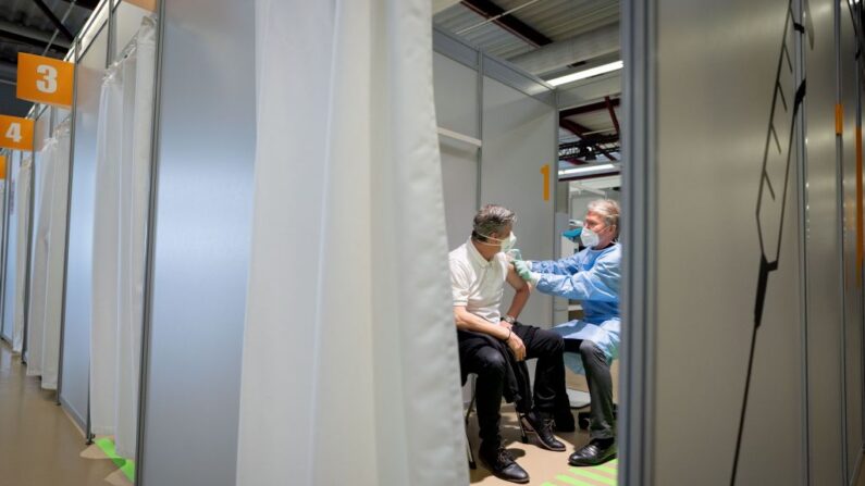 Un soignant vaccine un patient contre le Covid-19 dans un centre près de l'aéroport Tegel de Berlin, en Allemagne. (KAY NIETFELD/POOL/AFP via Getty Images)