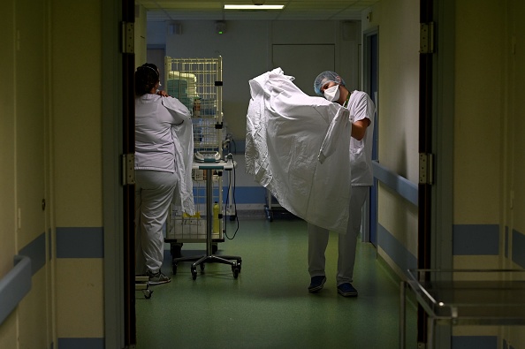 Image d'illustration - Les collègues de Claudine Deligne, du service de nuit centre hospitalier Henri Mondor d'Aurillac, lui ont offert 1.500 heures de congés. (SEBASTIEN BOZON/AFP via Getty Images)