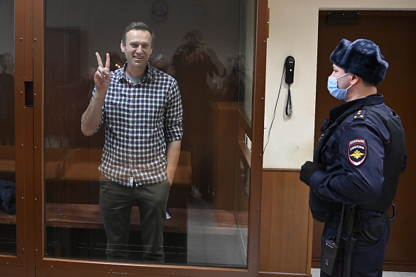 -Le chef de l'opposition russe Alexei Navalny se tient dans une cellule de verre lors d'une audience devant le tribunal à Moscou le 20 février 2021. Photo par Kirill Kudryavtsev / AFP via Getty Images.