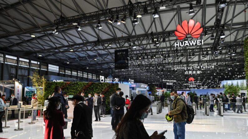 Des personnes visitent un stand de Huawei lors du Mobile World Congress à Shanghai, le 23 février 2021. (Hector Retamal/AFP via Getty Images)
