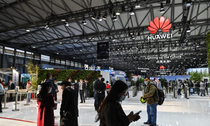 Des personnes visitent un stand de Huawei lors du Mobile World Congress à Shanghai, le 23 février 2021. (Hector Retamal/AFP via Getty Images)