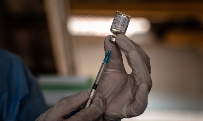 Un agent médical prépare une dose du vaccin chinois Sinovac contre le Covid-19 lors d'un programme de vaccination de masse à Yogyakarta, en Indonésie, le 2 mars 2021. (Ulet Ifansasti/Getty Images)