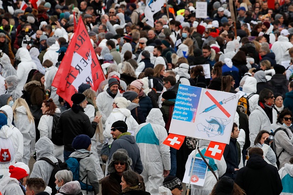 Manifestation contre les restrictions anticoronavirus à Liestal, près de Bâle, le 20 mars 2021. (Photo by STEFAN WERMUTH/AFP via Getty Images)