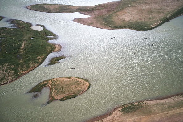 -Une vue aérienne montre des pêcheurs en pirogue sur le fleuve Niger à Mopti le 17 mars 2021. Photo par Michele Cattani / AFP via Getty Images.