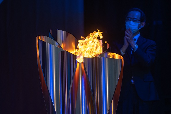 -Le chaudron de célébration est allumé lors de la dernière étape de la deuxième journée du relais de la flamme des Jeux Olympiques de Tokyo 2020, le 26 mars 2021. Photo de Philip Fong / AFP via Getty Images.
