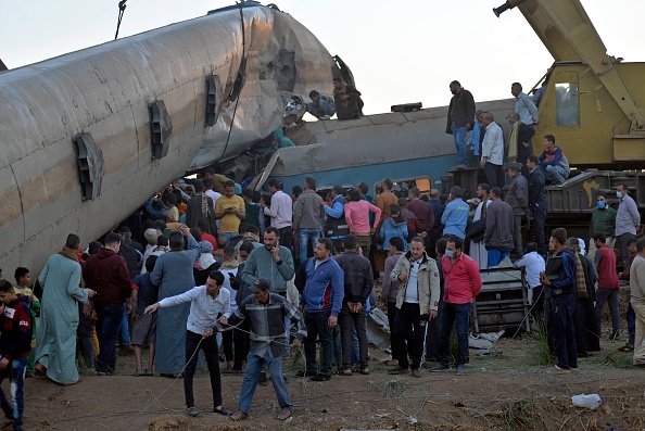 -L’épave de deux trains qui sont entrés en collision, à quelque 460 kilomètres (285 miles) au sud de la capitale égyptienne Le Caire, le 26 mars 2021. Photo par - / AFP via Getty Images.