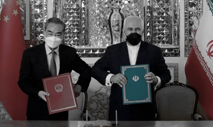Le ministre iranien des Affaires étrangères Mohammad Javad Zarif (à dr.) et son homologue chinois Wang Yi après avoir signé un accord à Téhéran, en Iran, le 27 mars 2021. (-/AFP via Getty Images)