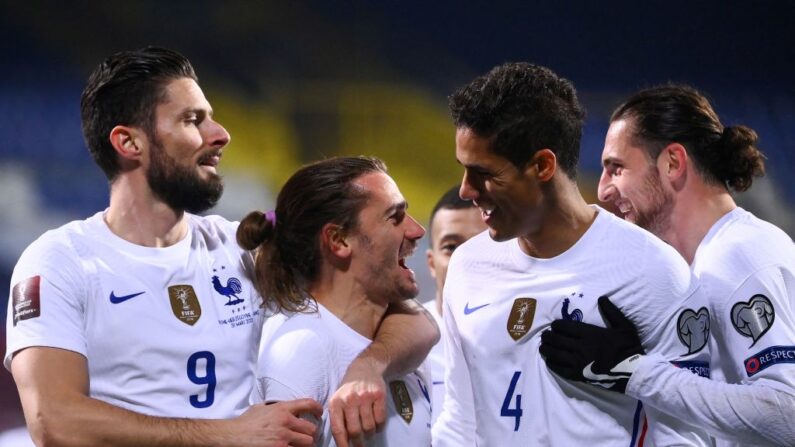 Une équipe de France heureuse après sa victoire contre la Bosnie-Herzégovine, le 31 mars 2021, lors des matchs de qualification pour le Mondial 2022. (Crédit photo FRANCK FIFE/AFP via Getty Images)