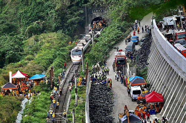 -Des secouristes sur le site où un train a déraillé dans un tunnel dans les montagnes de Hualien, dans l'est de Taiwan, le 2 avril 2021. Photo par Sam Yeh / AFP via Getty Images.