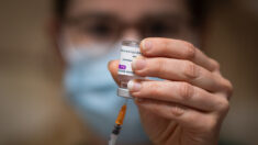 Vaccination AstraZeneca : trois nouveaux cas de thromboses, deux décès de plus