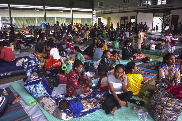 -Les résidents se réfugient dans un centre d'évacuation après avoir fui leurs maisons endommagées à Dili le 5 avril 2021. Photo par Valentino Dariel Sousa / AFP via Getty Images.