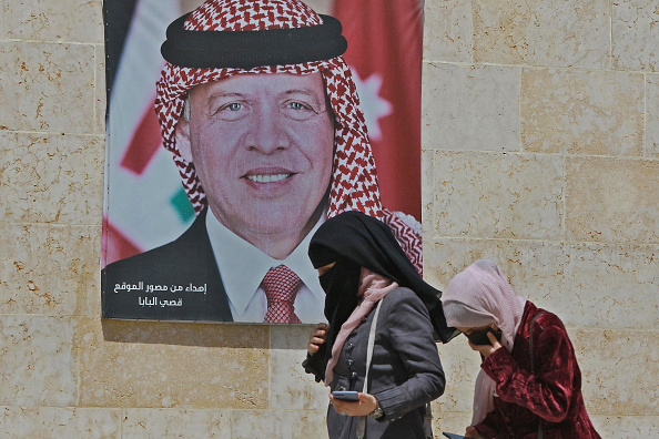 -Une affiche du roi Abdallah II de Jordanie dans une rue de la capitale Amman, le 6 avril 2021. Photo par Khalil Mazraawi/ AFP via Getty Images.