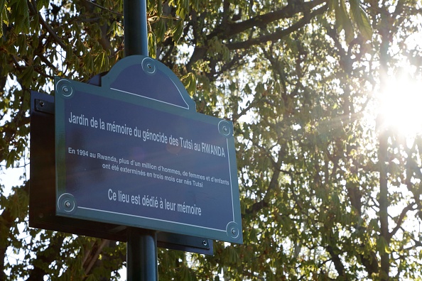 -Une plaque de rue portant le nom du Jardin de la Mémoire du génocide des Tutsi au Rwanda dans le parc public du Parc de Choisy à Paris, le 7 avril 2021. Photo par Ludovic Marin/ AFP via Getty Images.