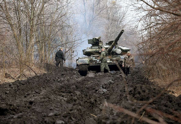 -Des militaires ukrainiens près de la ligne de front avec des séparatistes soutenus par la Russie, le 7 avril 2021. Photo par STR / AFP via Getty Images.