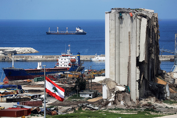 -Une vue des silos à grains endommagés dans le port de la capitale libanaise Beyrouth, le 9 avril 2021. Photo Joseph Eid / AFP via Getty Images.