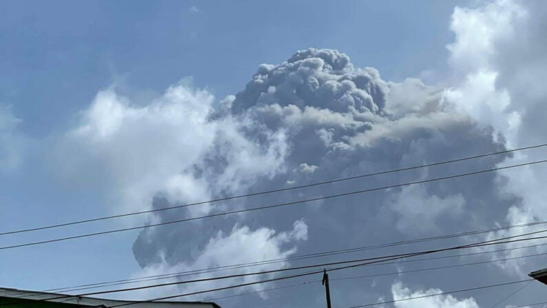 Nuage de fumée émis lors de l'explosion du volcan la Soufrière, sur l'île de Saint-Vincent, dans les Grenadines, le 9 avril 2021. (Crédit photo ZEN PUNNETT/Zen Punnett/AFP via Getty Images)