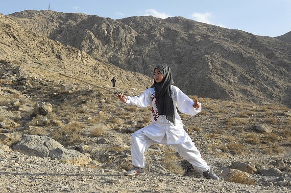 -Fatima Batool, étudiante en arts martiaux de la communauté Hazara sur une montagne à la périphérie de Quetta, le 31 janvier 2021. Photo Banaras Khan /AFP via Getty Images.