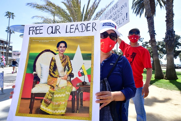 -Des militants se rassemblent pour appeler les Nations Unies à prendre des mesures pour sauver le Myanmar à Santa Monica, en Californie, le 10 avril 2021. Photo par Frederic J. Brown / AFP via Getty Images.