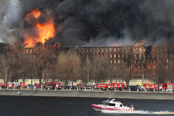  Un incendie s'est déclaré dans l'usine historique Nevskaya à Saint-Pétersbourg, le 12 avril 2021. (Photo : OLGA MALTSEVA/AFP via Getty Images)