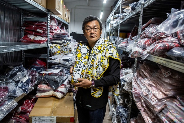 -Les animaux de bande dessinée mignons sont au cœur de la marque de vêtements hongkongaise Chickeeduck depuis 1990, mais Chow a maintenant du mal à faire fabriquer ses créations en Chine. Photo Isaac Lawrence / AFP via Getty Images.