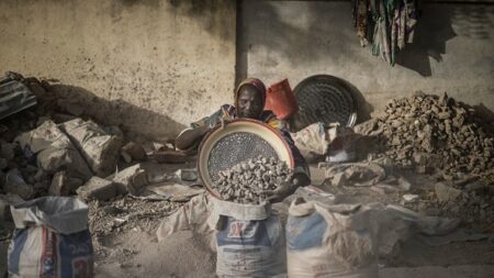 L’enfer des femmes et des enfants qui concassent des gravats au Tchad