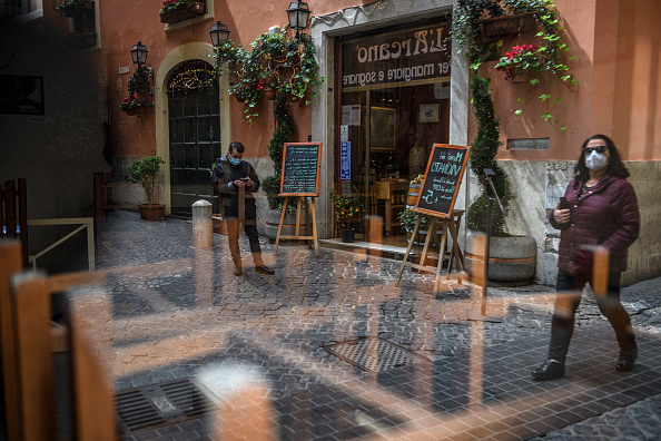 -Les restaurants de Rome résistent à la crise économique. Les bars et les restaurants sont ouverts que pour des plats à emporter. Photo Antonio Masiello /Getty Images.