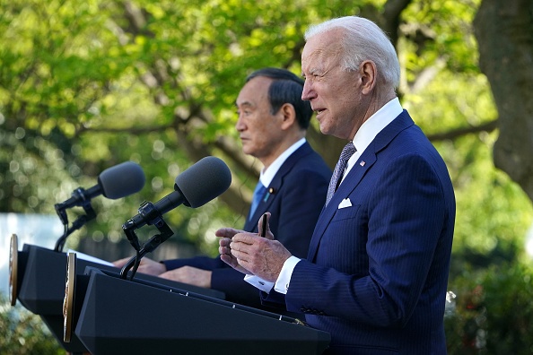 -Le président américain Joe Biden et le Premier ministre japonais Yoshihide Suga participent à une conférence de presse conjointe dans la roseraie de la Maison Blanche à Washington, DC, le 16 avril 2021. Photo Mandel Ngan / AFP via Getty Images.