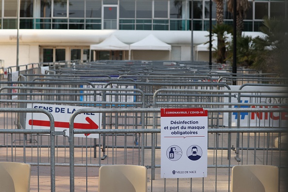 Le centre de vaccination à Nice, qui devait rester ouvert pendant le week-end, a fermé en milieu de journée le 17 avril, faute de candidats pour la vaccination proposée avec le vaccin AstraZeneca. (Photo : VALERY HACHE/AFP via Getty Images)