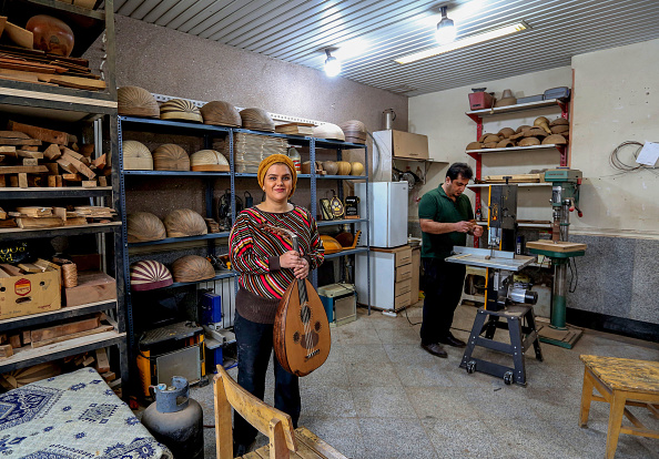 -La luthier iranienne Fatemeh Moussavi dans son atelier de fabrication de oud dans la capitale Téhéran, le 14 décembre 2020. Photo Atta Kenare / AFP via Getty Images.