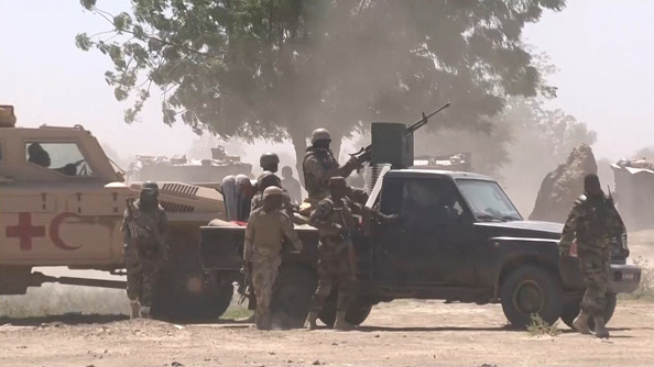 -Des soldats de l'armée tchadienne déployés dans la capitale N'Djamena le 20 avril 2021 après l'annonce de la mort du président tchadien. Photo by -/AFPTV/AFP via Getty Images.