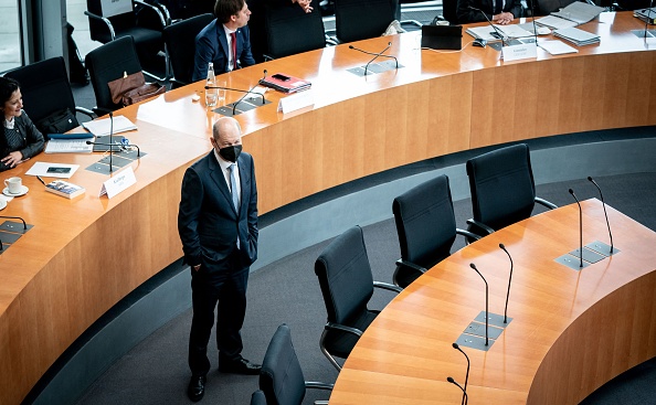 Le ministre allemand des Finances Olaf Scholz arrive devant une commission d'enquête parlementaire enquêtant sur le scandale financier concernant le fournisseur de systèmes de paiement Wirecard au Bundestag à Berlin, le 22 avril 2021. (Photo : KAY NIETFELD/POOL/AFP via Getty Images)