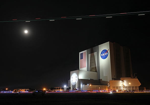 Les astronautes de la mission Crew-2 se rendent vers la rampe de lancement 39A au Kennedy Espace Center en Floride le 23 avril 2021. Le lancement été retardée d'un jour à cause des conditions météorologiques défavorables. Photo par Gregg Newton /AFP via Getty Images.