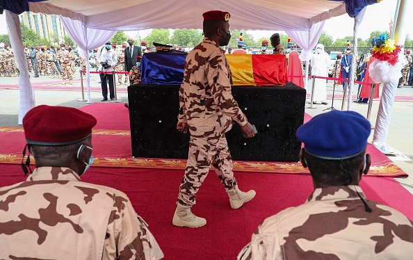 -Des soldats tchadiens près du cercueil du président tchadien Idriss Deby lors des funérailles d'État à N'Djamena le 23 avril 2021. Photo par Christophe Petit Tesson / POOL / AFP via Getty Images.