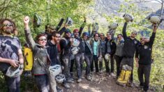 France: 15 confinés volontaires sortent d’une grotte après 40 jours « hors du temps »