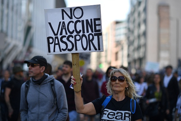 Des milliers de personnes ont manifesté samedi à Londres pour protester contre le confinement et contre l'instauration possible de passeports vaccinaux. (Photo : BEN STANSALL/AFP via Getty Images)
