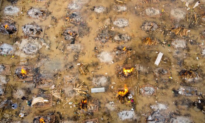 Sur cette photo aérienne prise le 26 avril 2021, on voit les bûchers de victimes ayant perdu la vie à cause du coronavirus Covid-19 sur un terrain de crémation à New Delhi. (Jewel Samad/AFP via Getty Images)