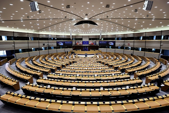 -Une vue générale de la salle du Parlement européen, à Bruxelles, le 26 avril 2021. Photo par Kenzo TRIBOUILLARD / AFP via Getty Images.