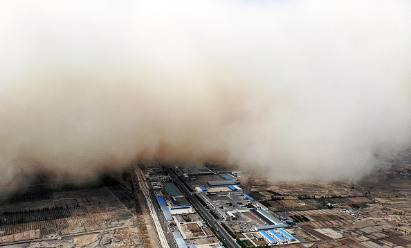 Une tempête de sable engloutit un village dans la ville de Zhangye, dans la province du Gansu, au nord-ouest de la Chine. (Photo : STR / CNS / AFP via Getty Images)