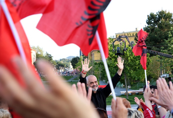 -Le Premier ministre albanais Edi Rama s'adresse à ses partisans, à la suite de sa victoire électorale le 27 avril 2021. Photo par Gent SHKULLAKU / AFP via Getty Images.