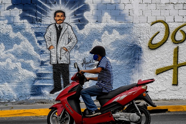 -Une peinture murale représente le médecin vénézuélien Jose Gregorio Hernandez dans une rue de Caracas, le 27 avril 2021. L'Église catholique béatifiera le médecin vénézuélien Jose Gregorio Hernandez le 30 avril à Caracas. Photo par Federico PARRA / AFP via Getty Images.
