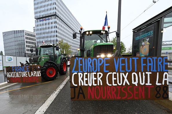 "L'Europe veut tuer ceux qui la nourrissent". Les agriculteurs protestent contre la nouvelle politique agricole commune (PAC) de l'UE devant le Parlement européen à Strasbourg, le 30 avril 2021. (Photo :  FREDERICK FLORIN/AFP via Getty Images)