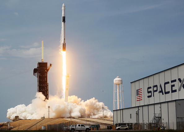 La fusée Falcon 9 de SpaceX, à laquelle est attaché le vaisseau spatial habité Crew Dragon, décolle du pas de tir 39A du Centre spatial Kennedy, le 30 mai 2020 à Cap Canaveral, en Floride. (Photo : Joe Raedle/Getty Images)
