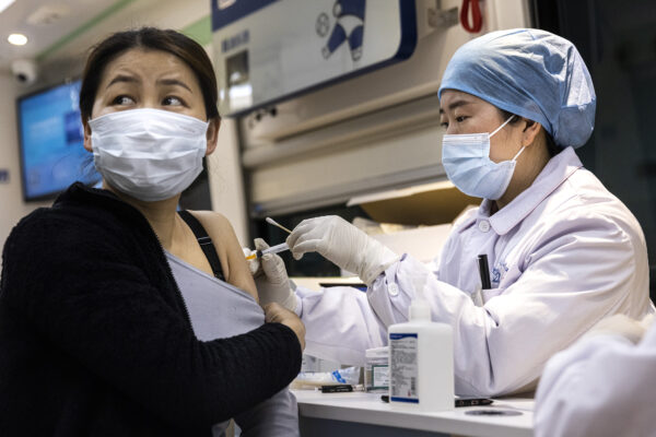 Une femme reçoit le vaccin contre le Covid-19 dans un véhicule de vaccination mobile à Wuhan, en Chine, le 8 avril 2021. (Getty Images)
