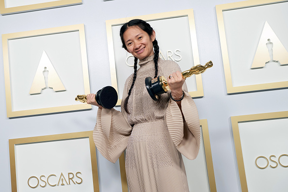 -Chloé Zhao, lauréate du meilleur réalisateur pour 'Nomadland', lors de la 93e cérémonie des Oscars le 25 avril 2021 à Los Angeles, Californie. Photo par Matt Petit / AMPAS via Getty Images.