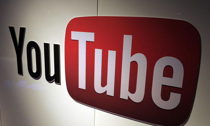 Le logo de YouTube exposé lors de LeWeb Paris 2012, le 4 décembre 2012. (Eric Piermont/AFP via Getty Images)